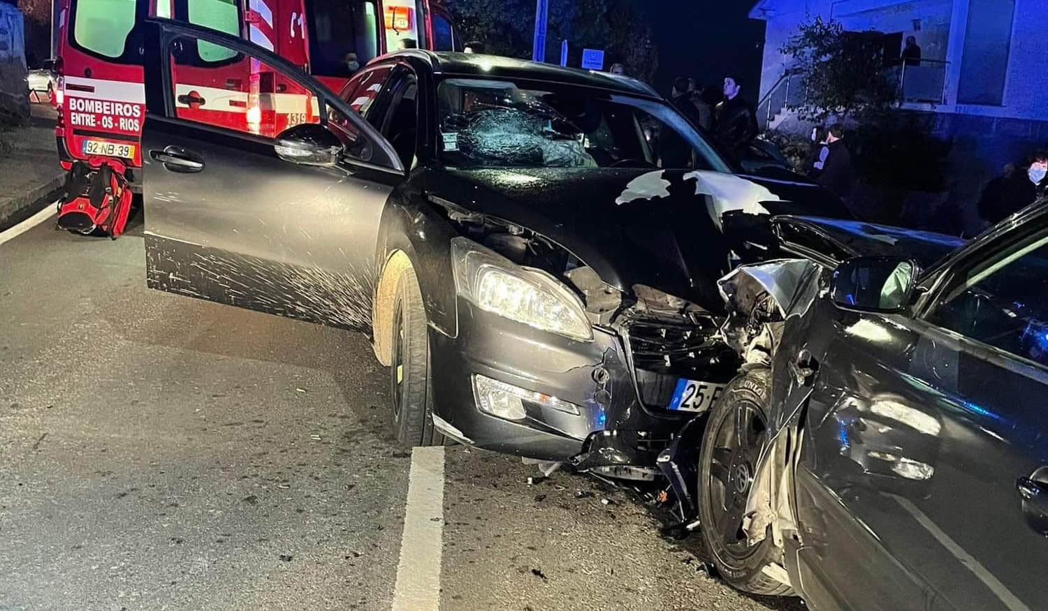 Colisão entre dois carros faz dois feridos em Penafiel