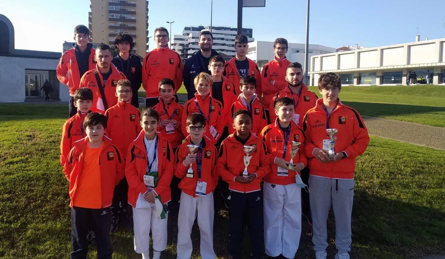 Atletas da Associação de Karatecas do Vale do Sousa no pódio do Grande Torneio de Karaté de Vila das Aves