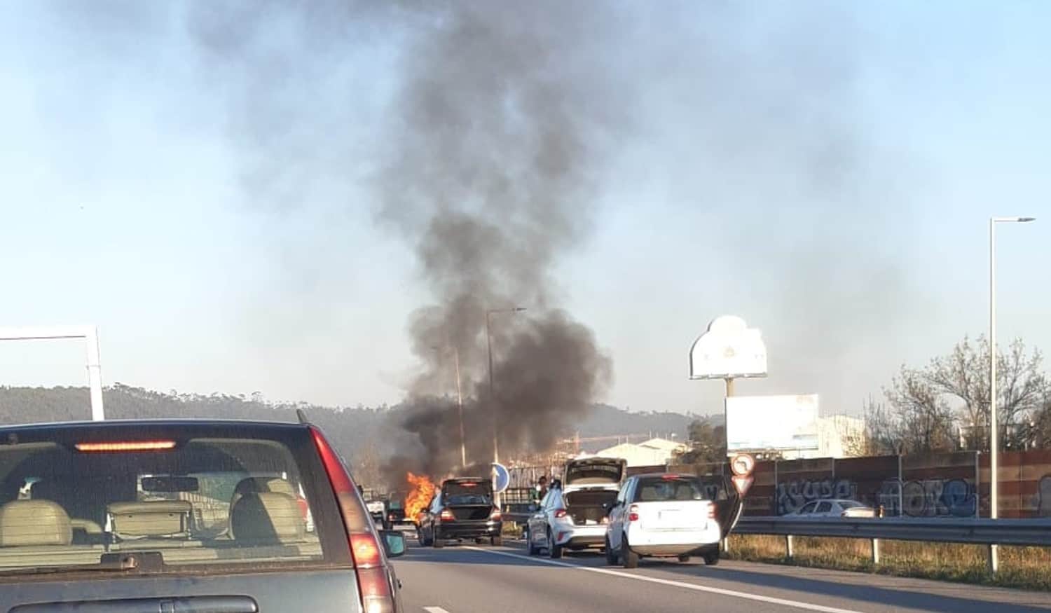 Carro ardeu esta tarde na A4