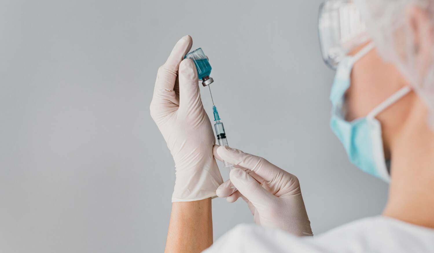 DGS recomenda quarta dose da vacina para pessoas com imunossupressão grave
