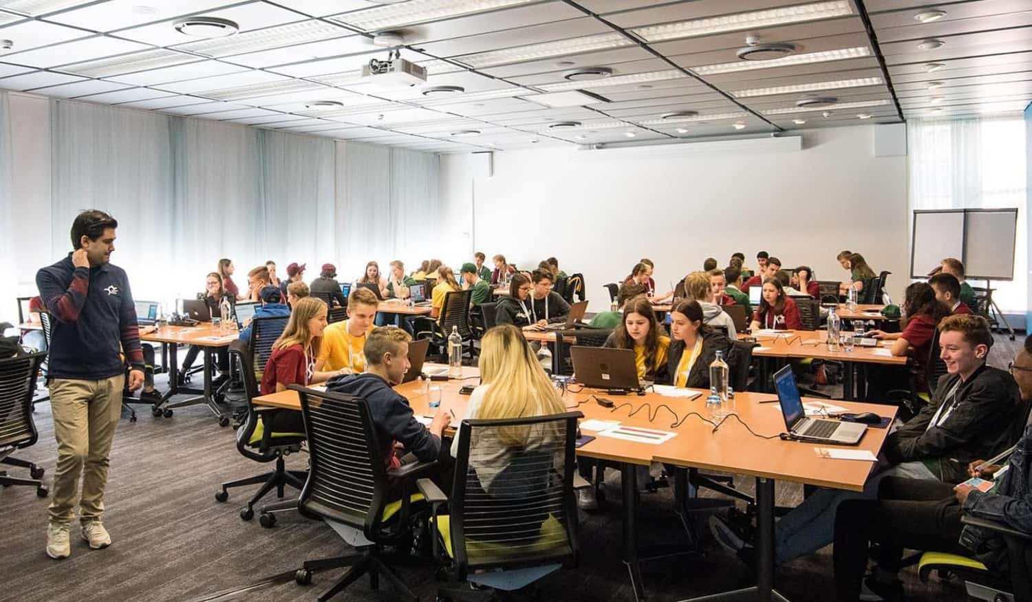 Mais de dois mil alunos competem pelo lugar de campeões nacionais da literacia financeira