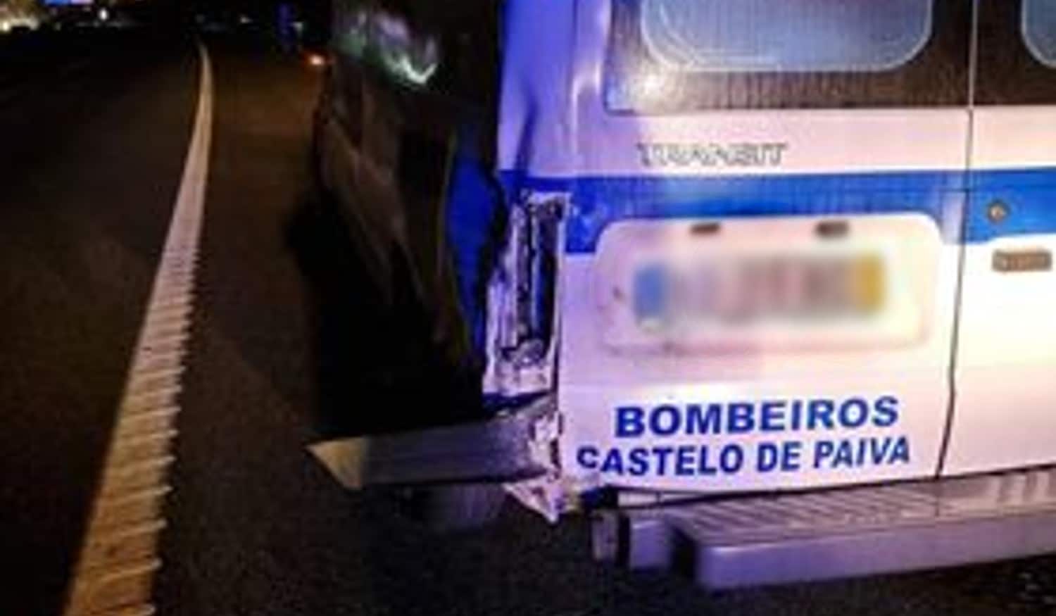 Viatura embateu em ambulância dos bombeiros de Castelo de Paiva e fugiu