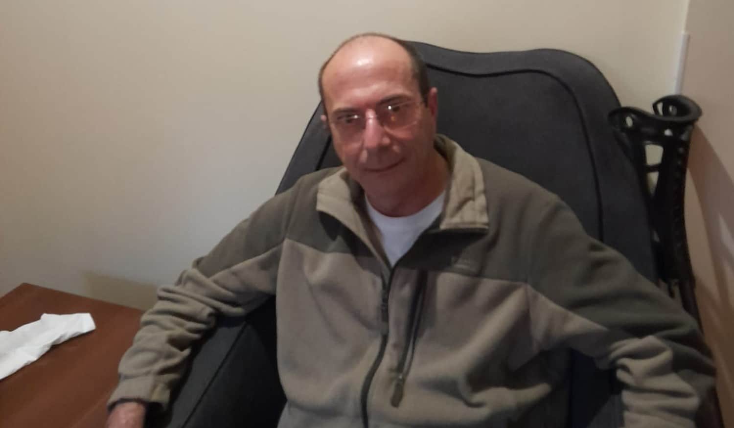 Edmundo Tavares descobriu doença degenerativa aos 40 anos mas continua a paixão pela rádio em casa