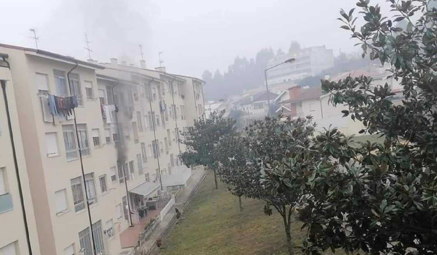 Incêndio em apartamento causa quatro feridos em Paredes