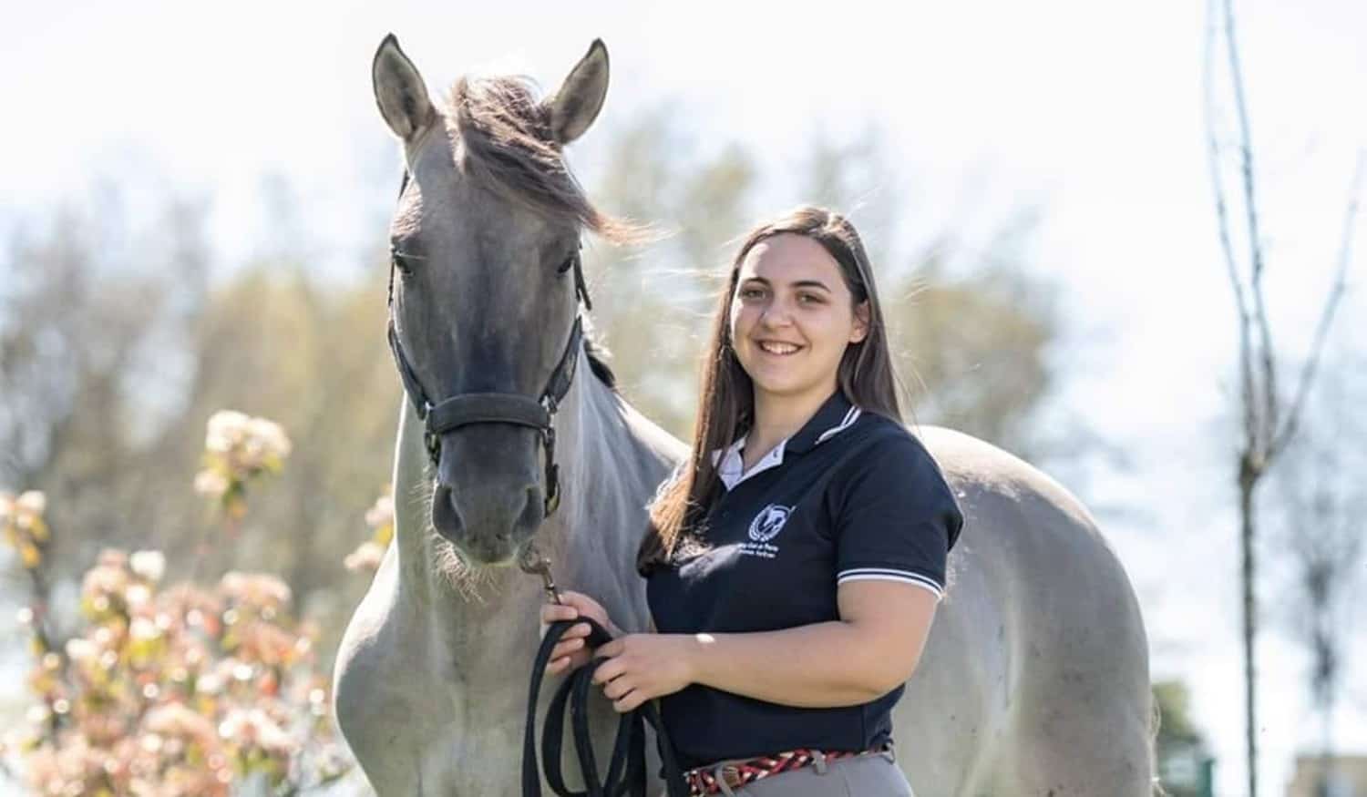 Florbela Couto ajuda crianças através da paixão pelos cavalos