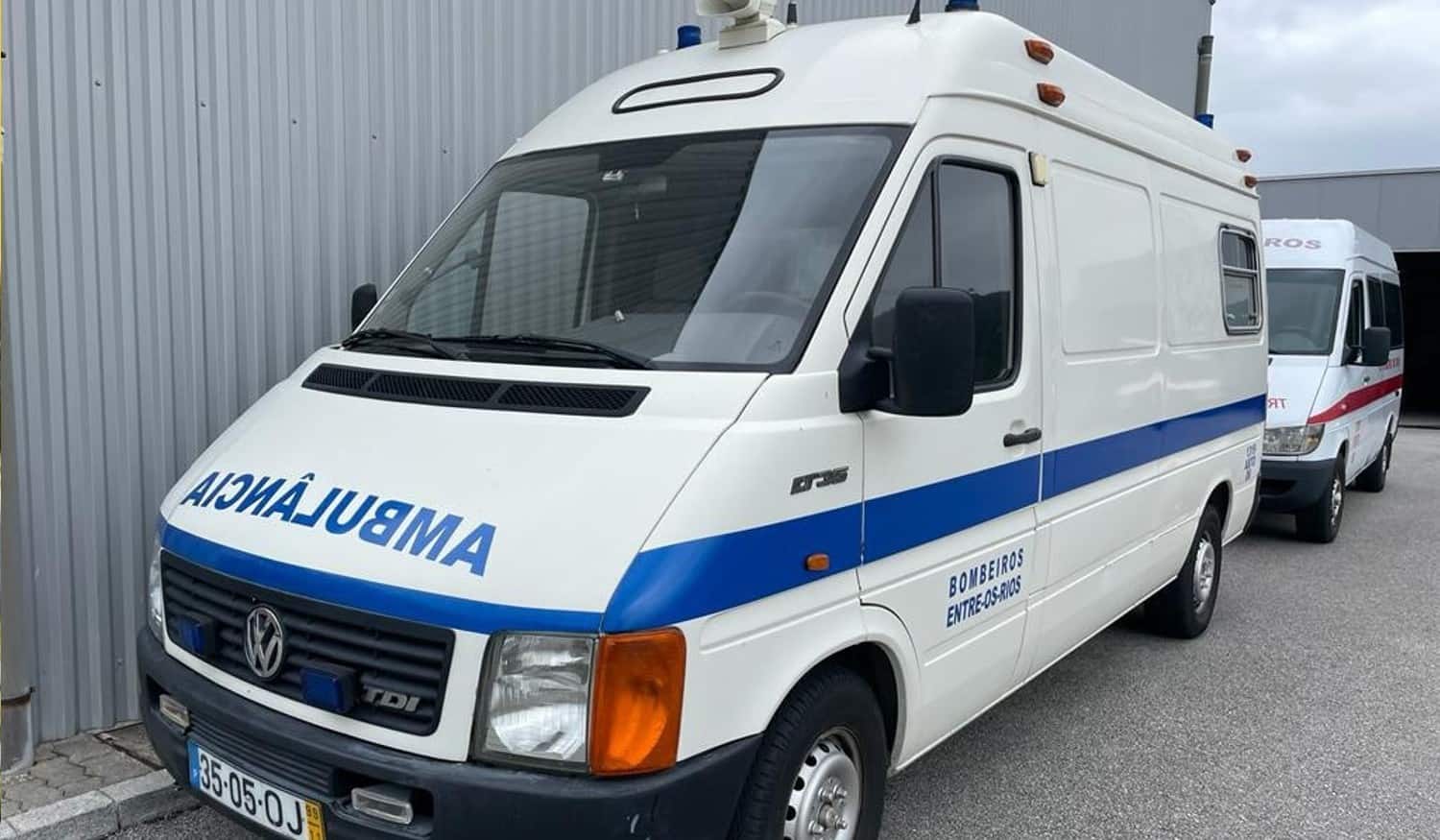 Bombeiros de Entre-os-Rios entregam ambulância aos bombeiros da Ucrânia