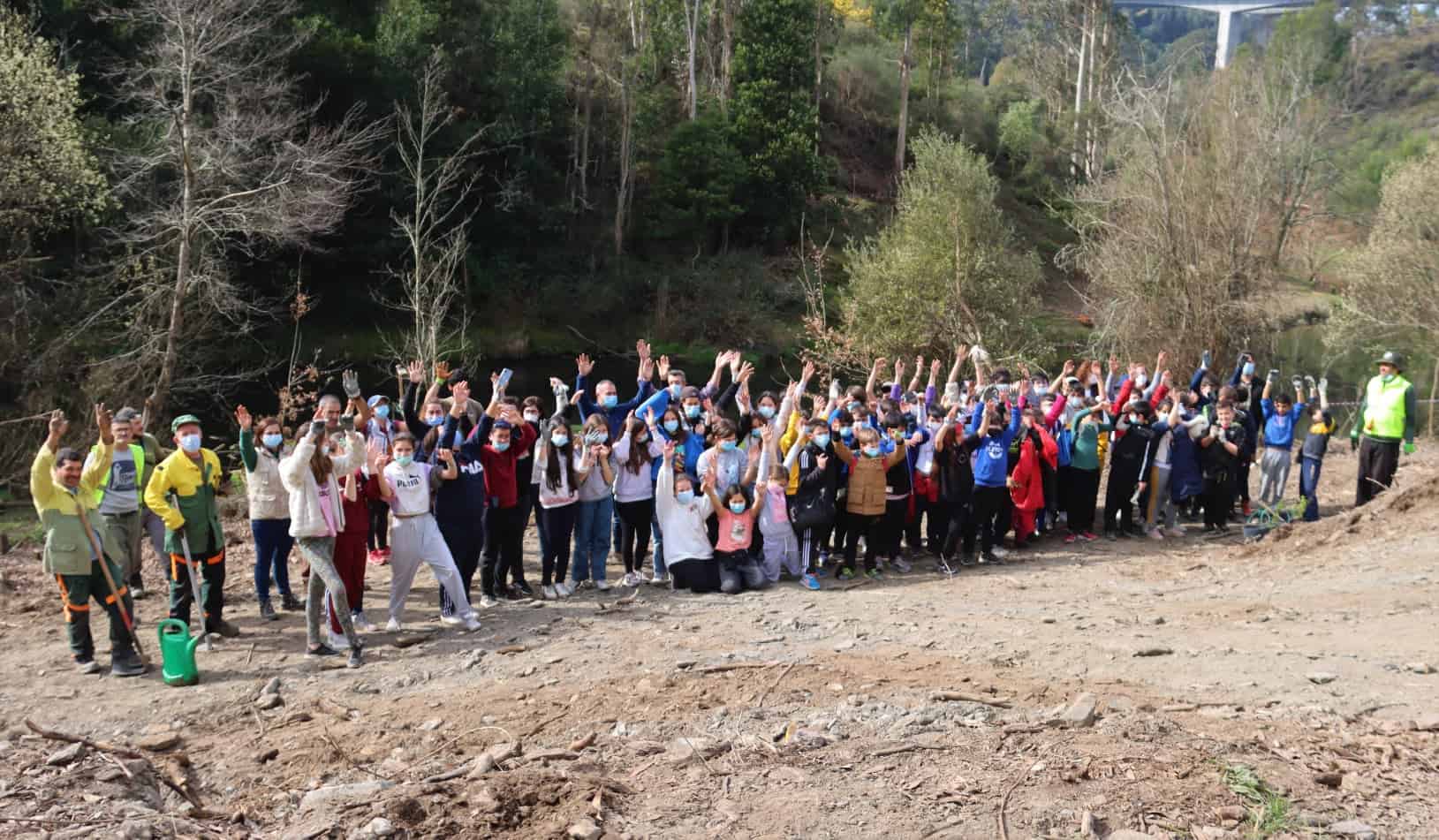 Alunos de Paredes ajudam a plantar mais de 700 árvores no Parque das Serras do Porto