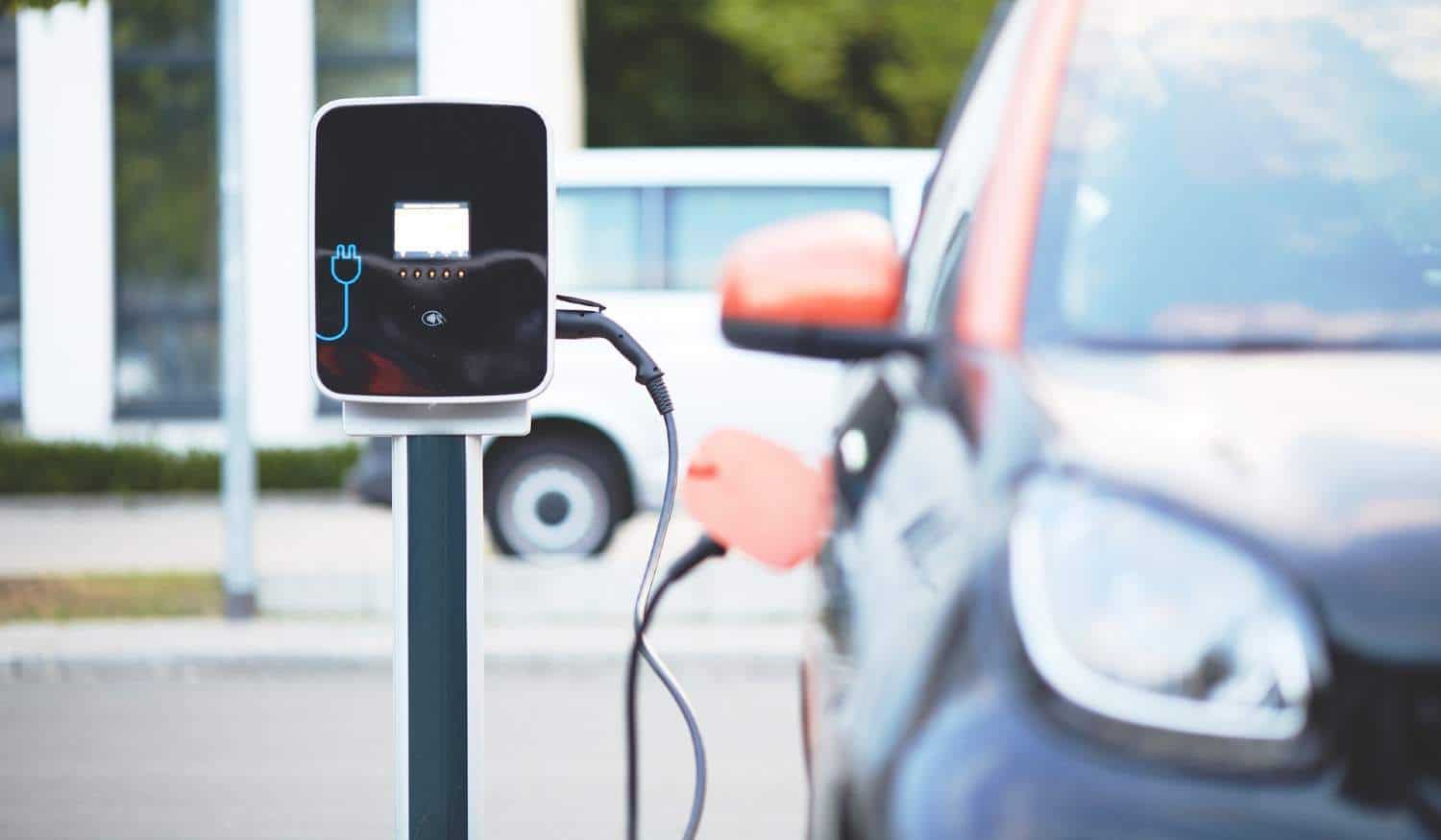 Apoio na compra de carros elétricos sobe de três para quatro mil euros
