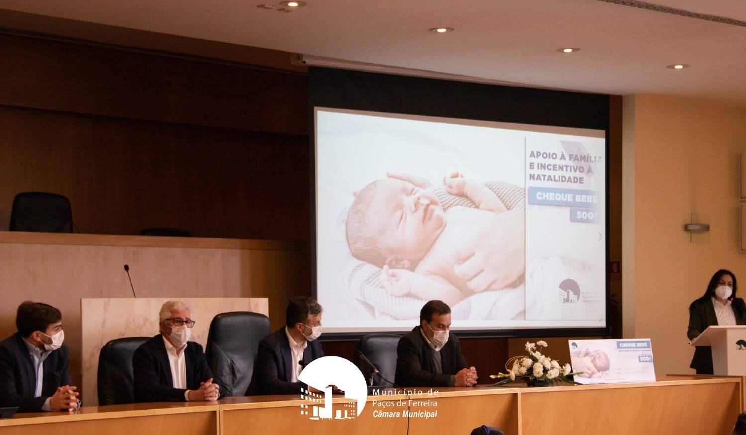 Autarquia de Paços de Ferreira entregou 51 cheques-bebés a famílias do concelho