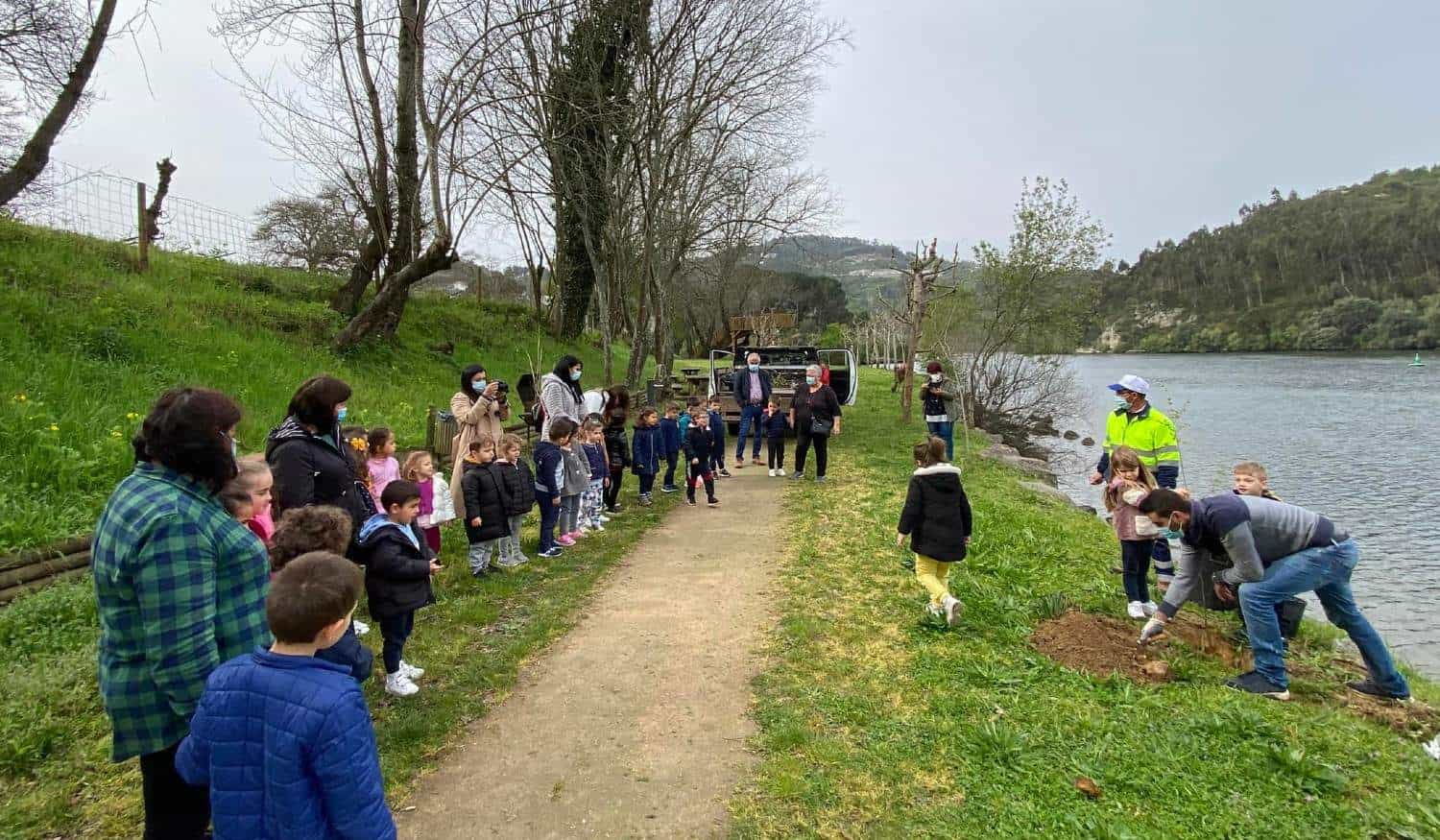 Cinfães: Alunos de Souselo plantaram árvores para assinalar o Dia Mundial da Árvore e da Água