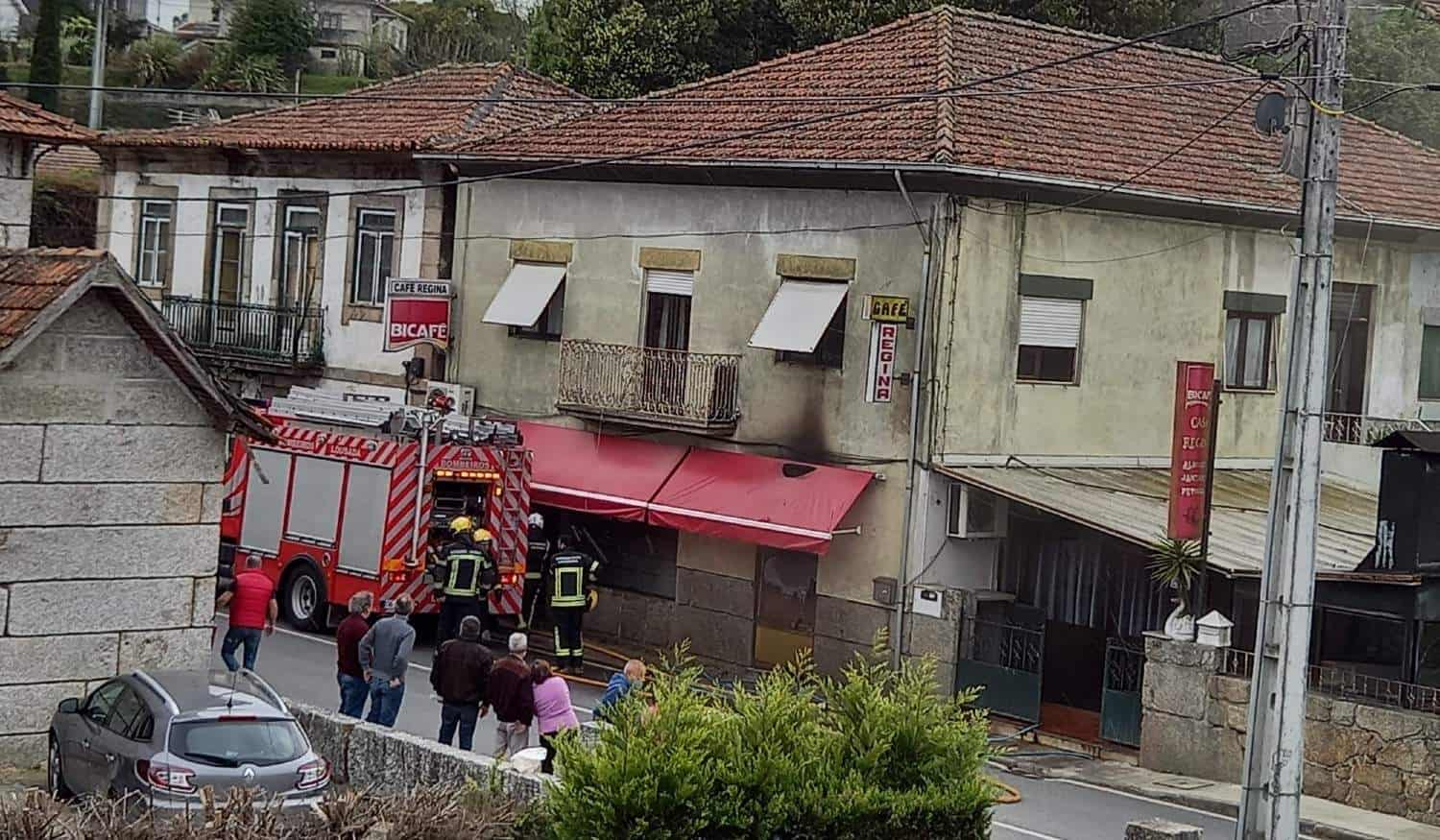Chamas deflagraram em café de Lousada