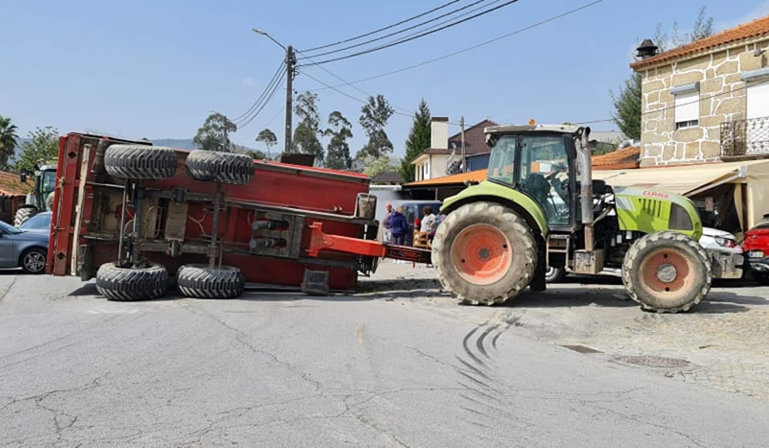 Despiste de trator provoca dois feridos em Lousada