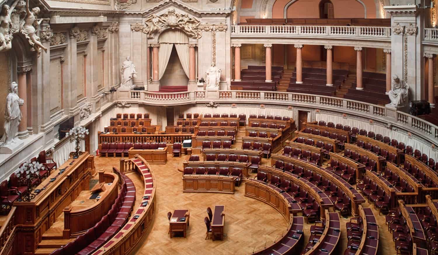 Deputados eleitos em janeiro são acolhidos esta terça-feira na primeira sessão plenária da XV Legislatura