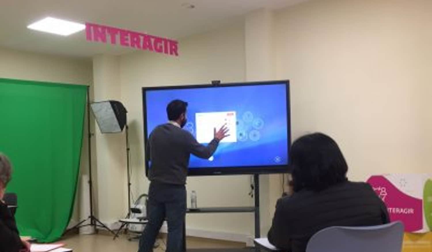 Município de Resende promove ação de capacitação sobre o uso de painéis interativos nas escolas