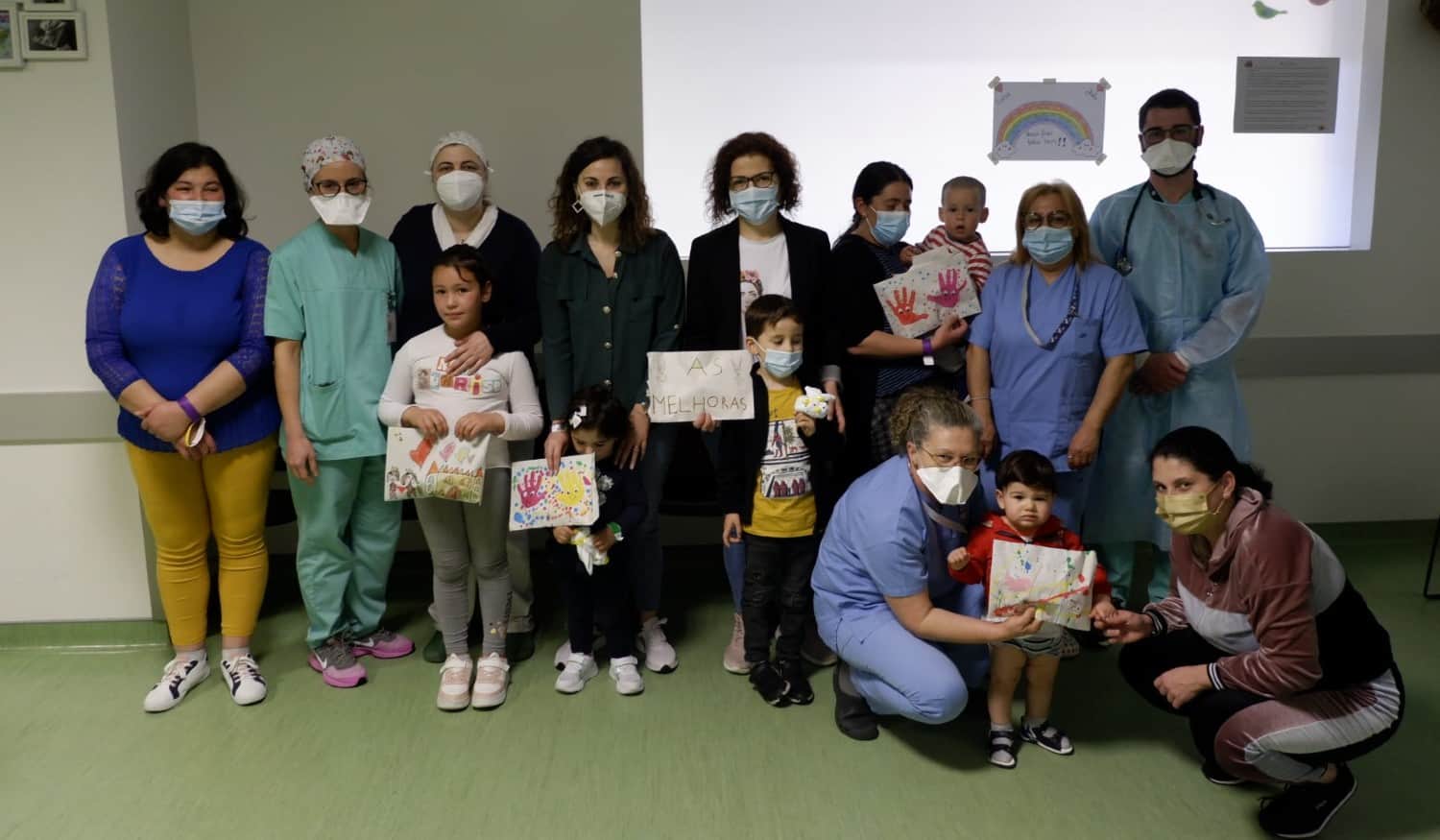 Crianças do Serviço de Urgência Pediátrica do CHTS receberam "Uma Páscoa fora do ovo!"