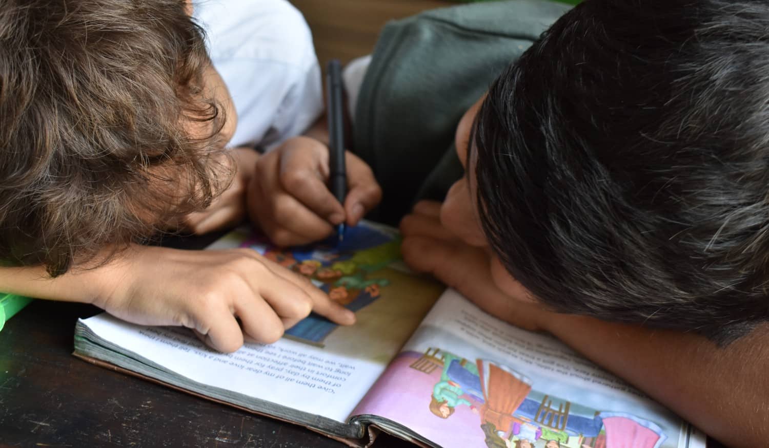 Vales para manuais escolares gratuitos começam a ser emitidos esta terça-feira para alguns alunos