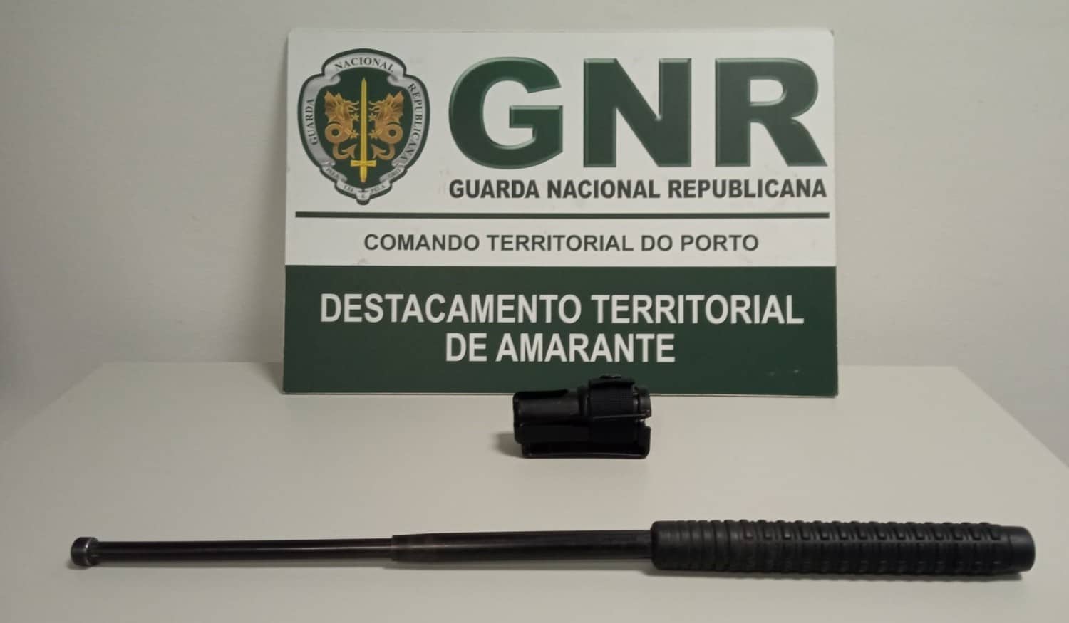 Homem de 26 anos detido por posse de arma proibida em Amarante