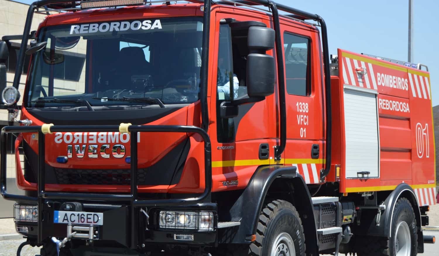 Incêndio destrói antiga fábrica de móveis em Paredes