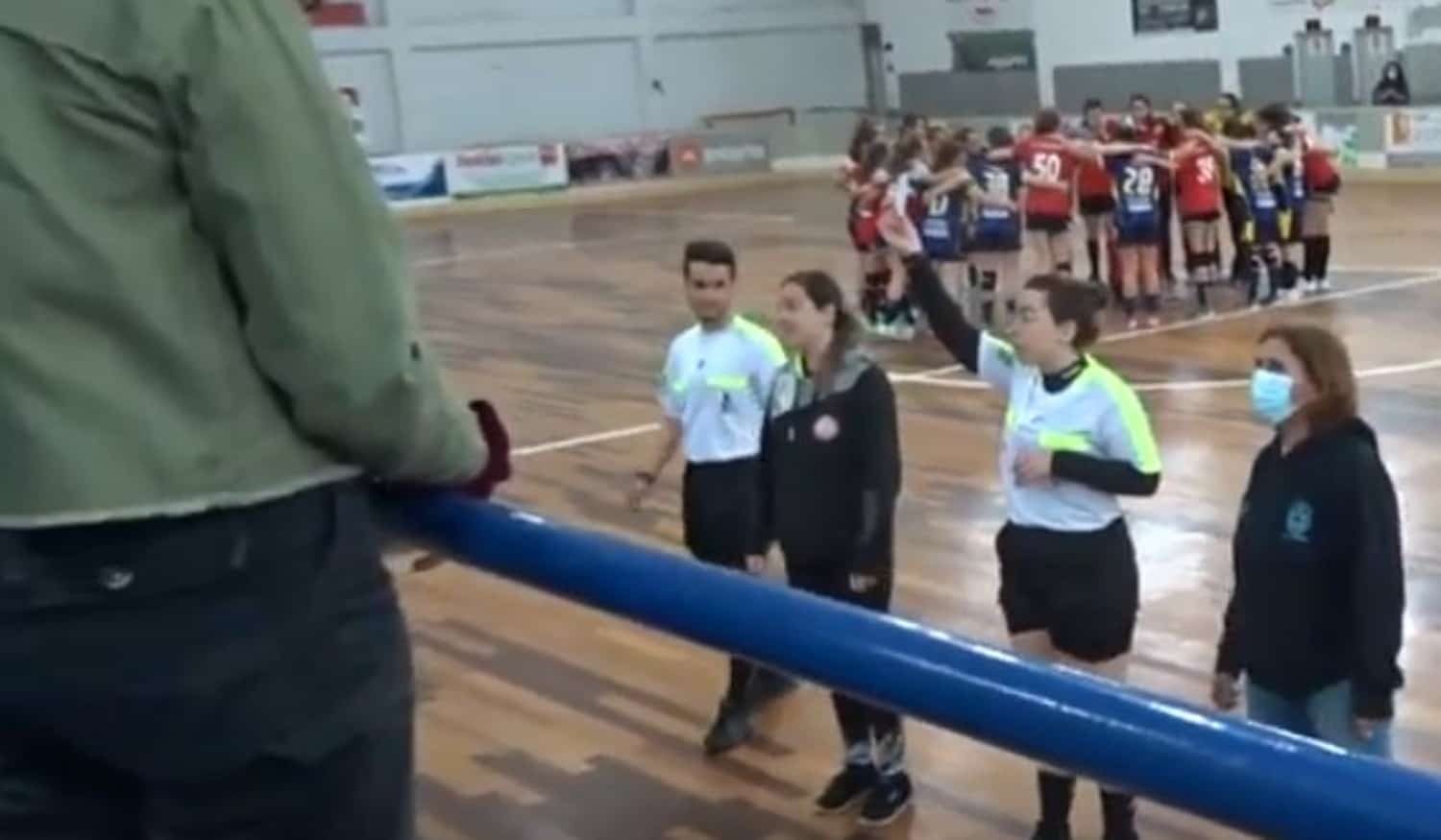 Adeptos da Casa do Povo da Sobreira recebem cartão branco durante jogo de andebol