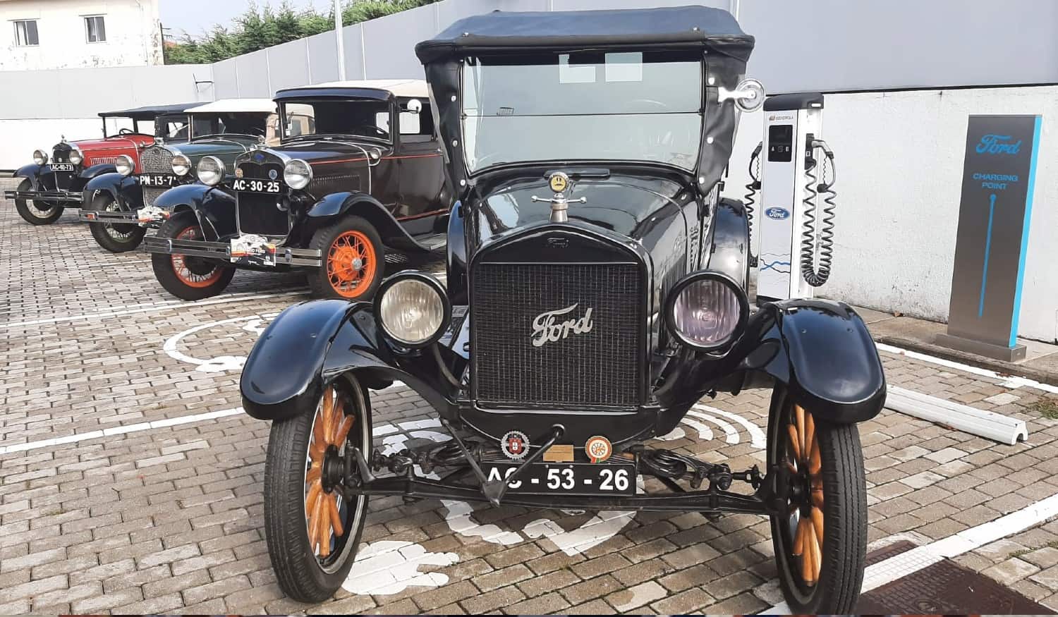 Passeio Ford promove paragem de viaturas clássicas em Castelo de Paiva