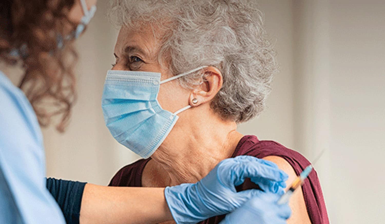 Pessoas com mais de 80 anos recebem esta segunda-feira a segunda dose de reforço da vacina contra a COVID-19
