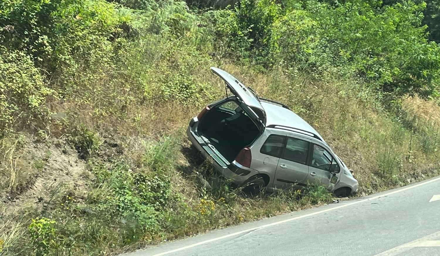 Capotamento de carro provoca dois feridos em Marco de Canaveses
