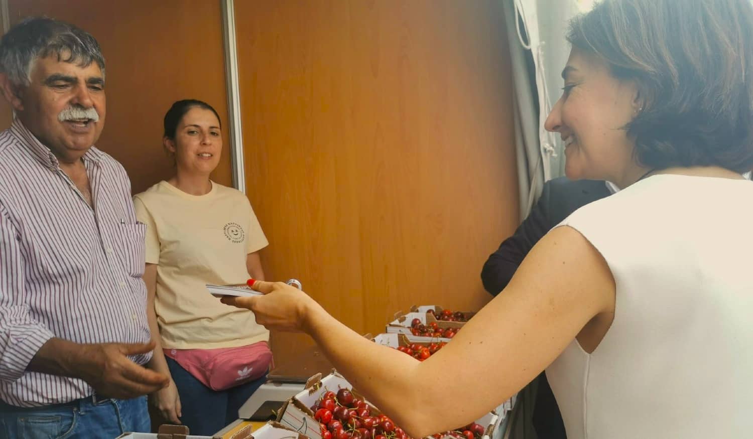 Ministra da Agricultura entregou Manual de Boas Práticas aos produtores de cereja de Resende