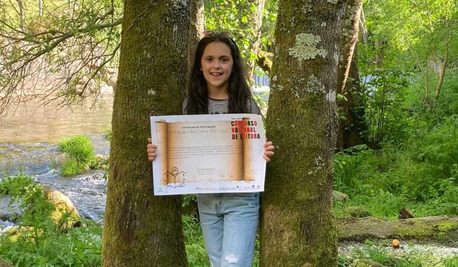 Pequena escritora de Cinfães mostra paixão pela leitura ao criar os próprios livros com as amigas
