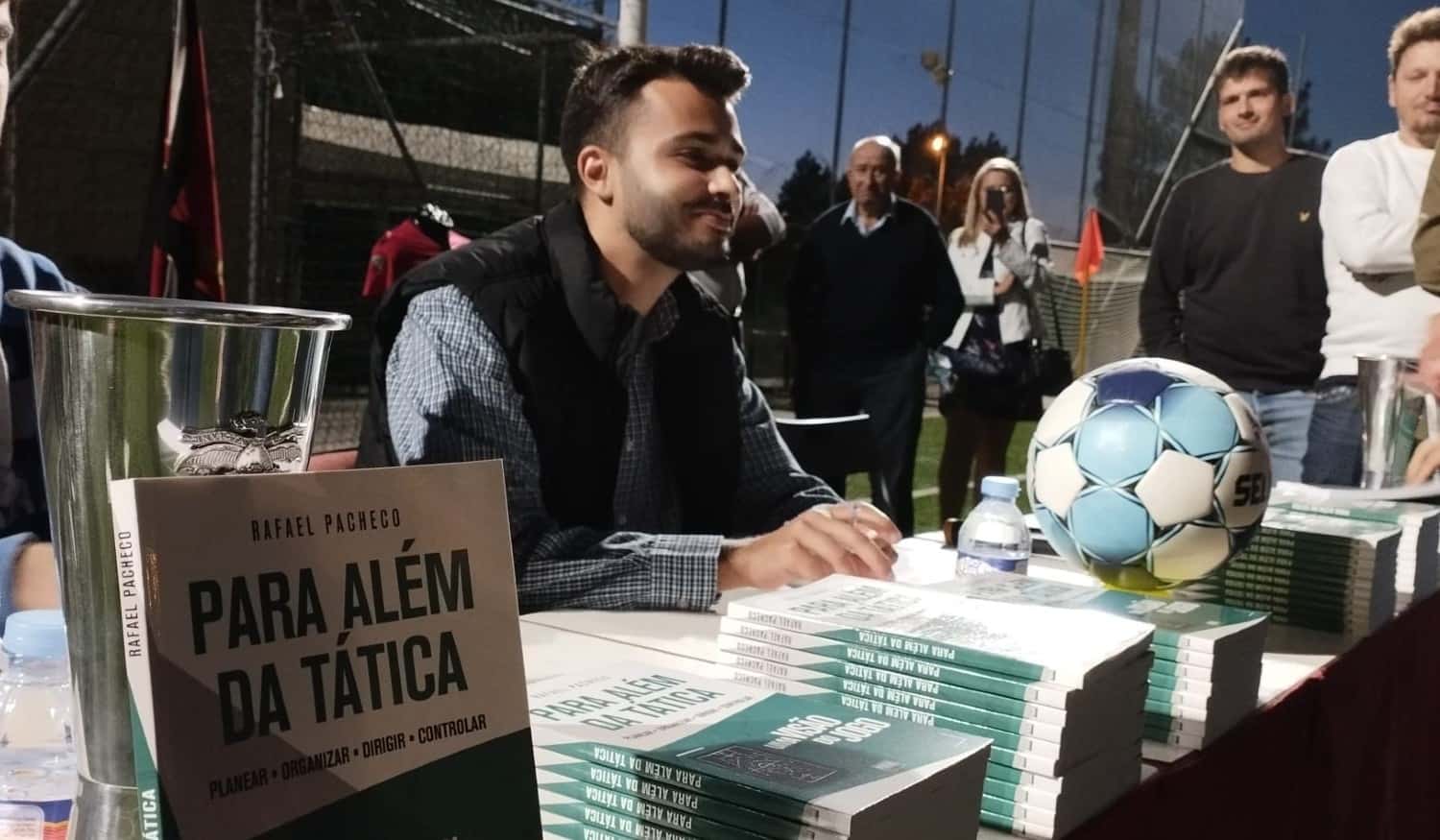 Jovem de Paredes apresentou livro sobre a visão do futebol para além da tática