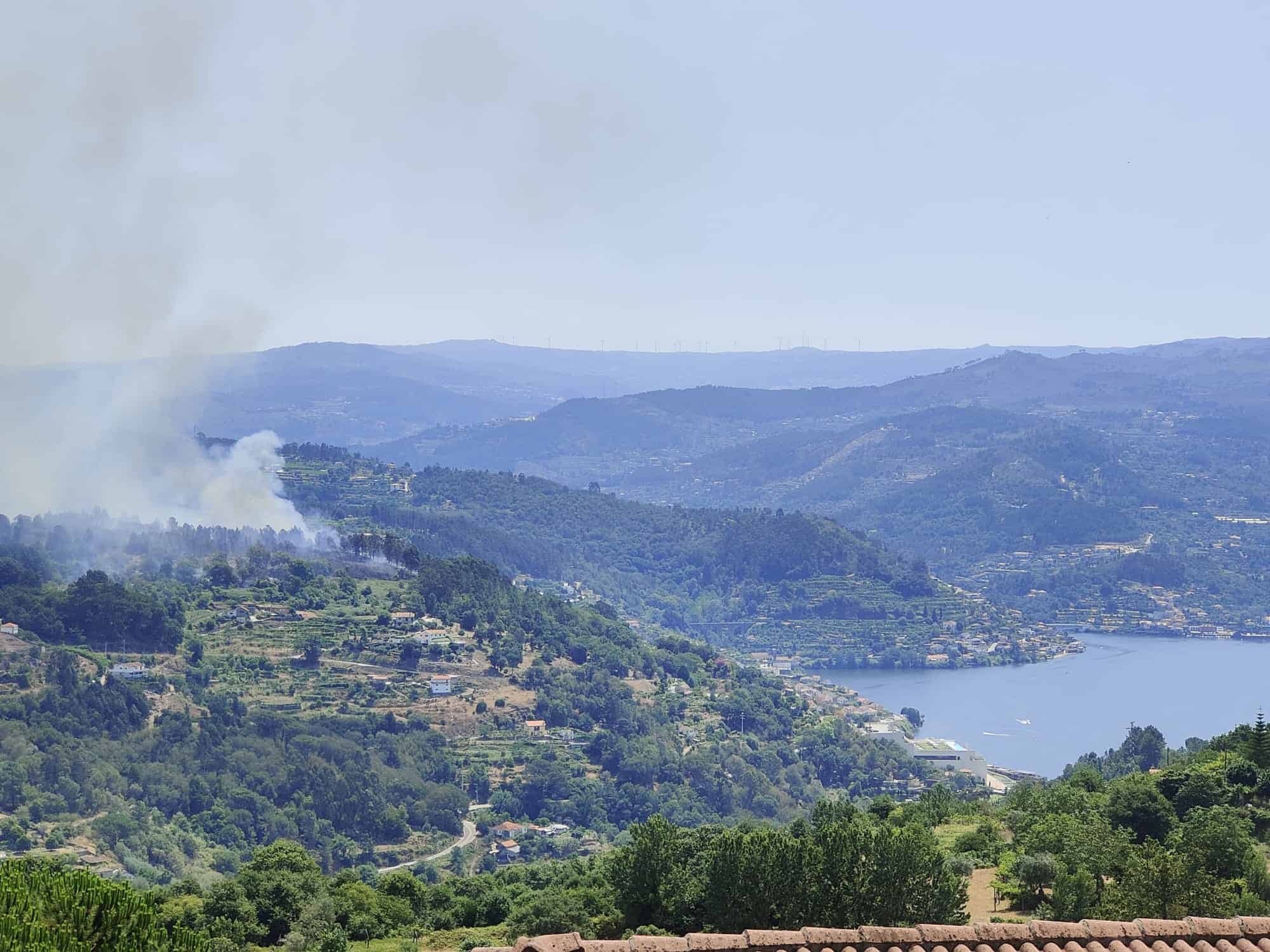 Dois meios aéreos ajudam no combate a incêndios em Baião