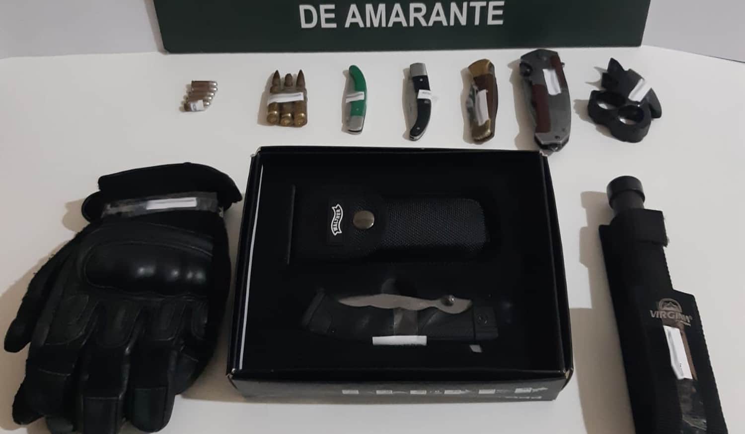 Apreendidas armas proibidas a jovem que "infligia agressões físicas e verbais" contra a namorada