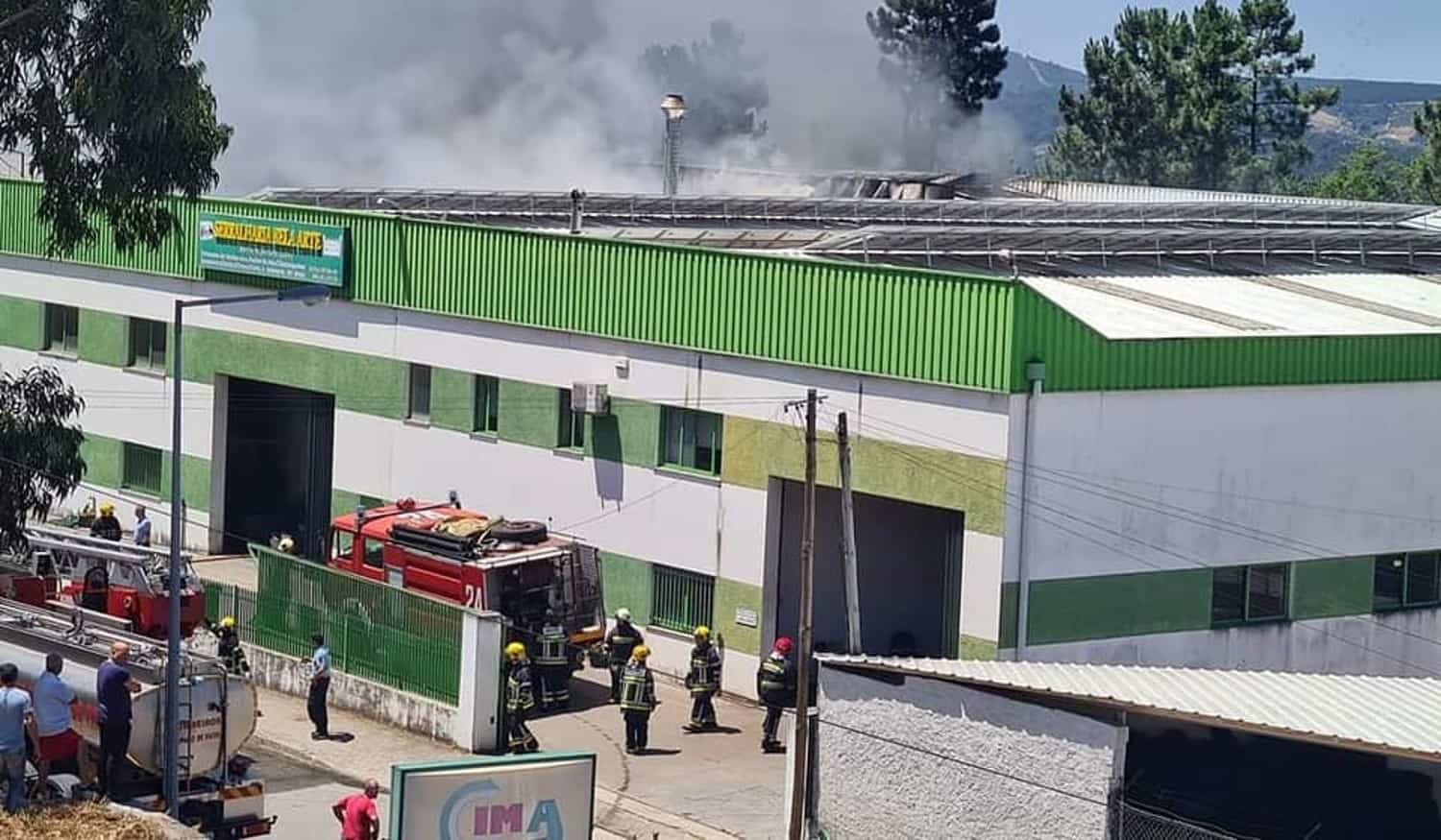 Incêndio num armazém em Castelo de Paiva deixa dois bombeiros feridos