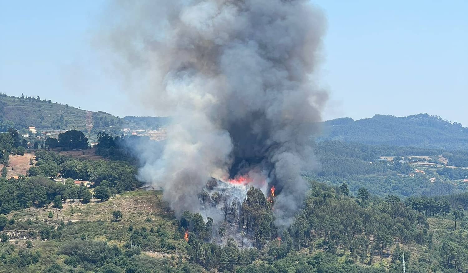 Mais de 20 bombeiros combatem as chamas em Baião