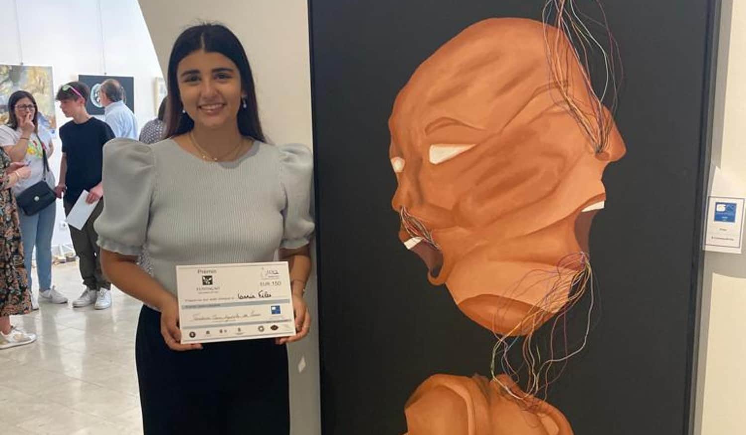 Amarante: Jovem conquistou prémio em Bienal de Artes Plásticas e quer valorizar "o poder que a mulher tem"