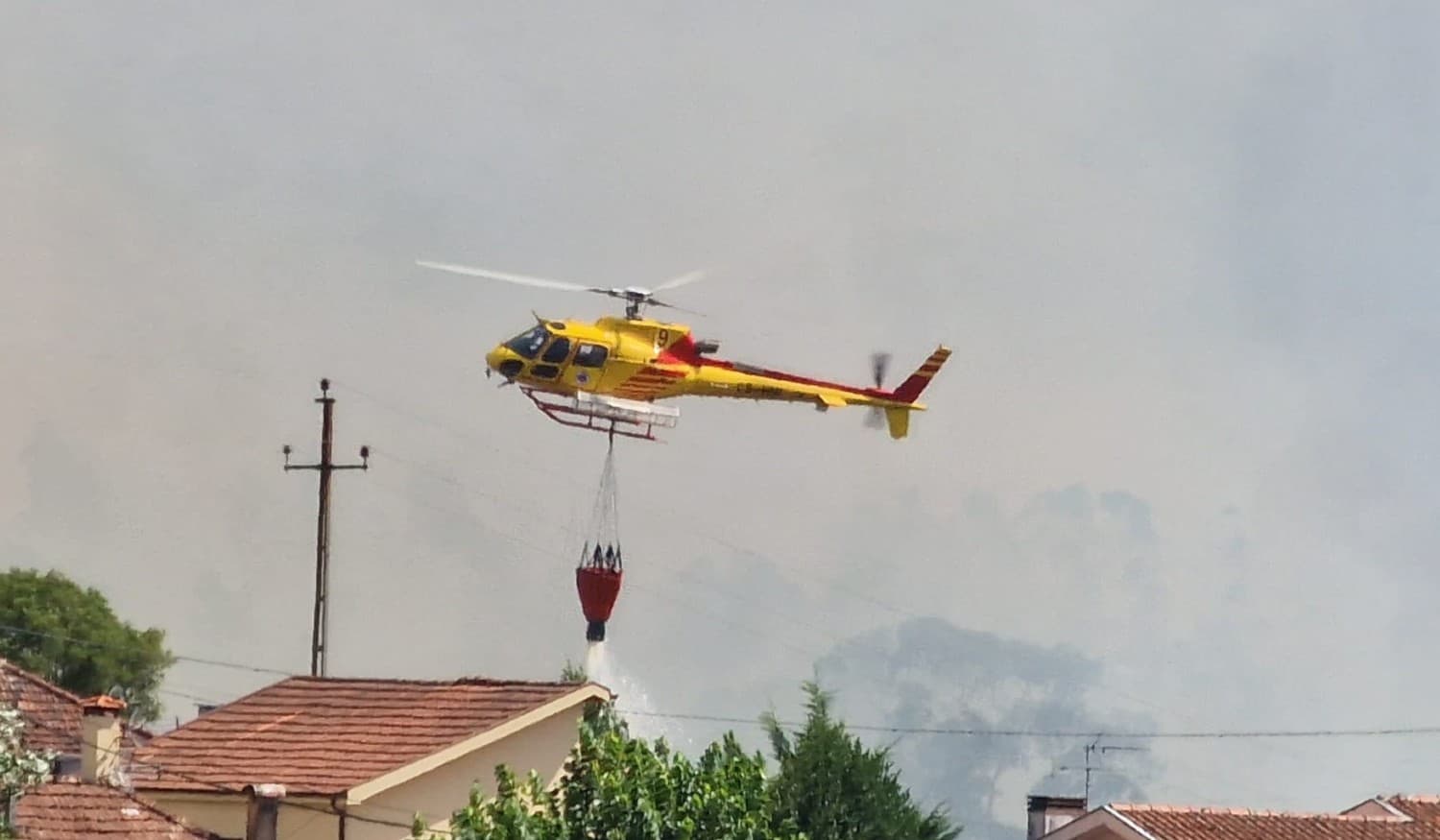 Meio aéreo ajuda a combater incêndio em Paredes
