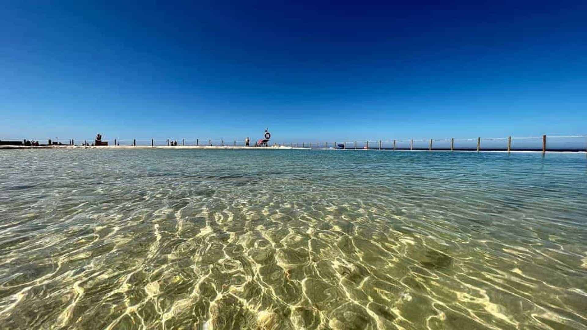 Conheça a primeira piscina com água do mar aquecida no país