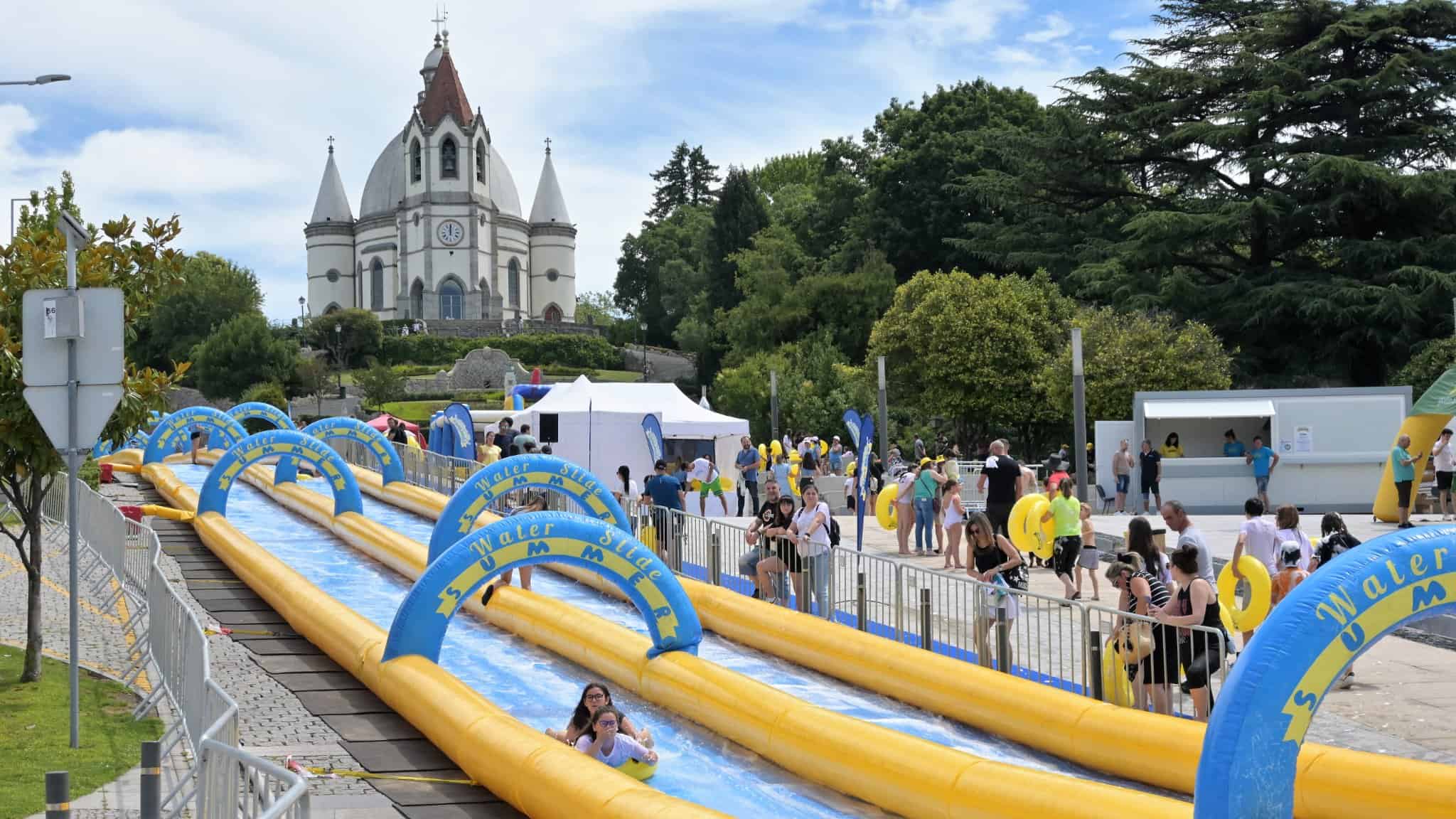 Escorrega gigante, insufláveis e música no regresso do Water Slide Summer a Penafiel
