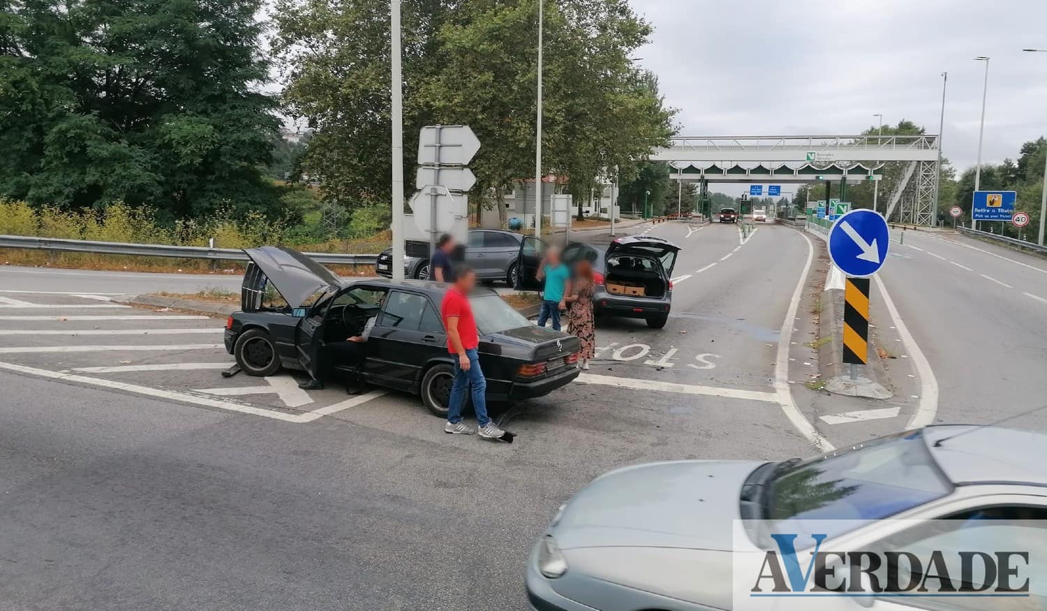 Três feridos após colisão entre dois carros em Penafiel