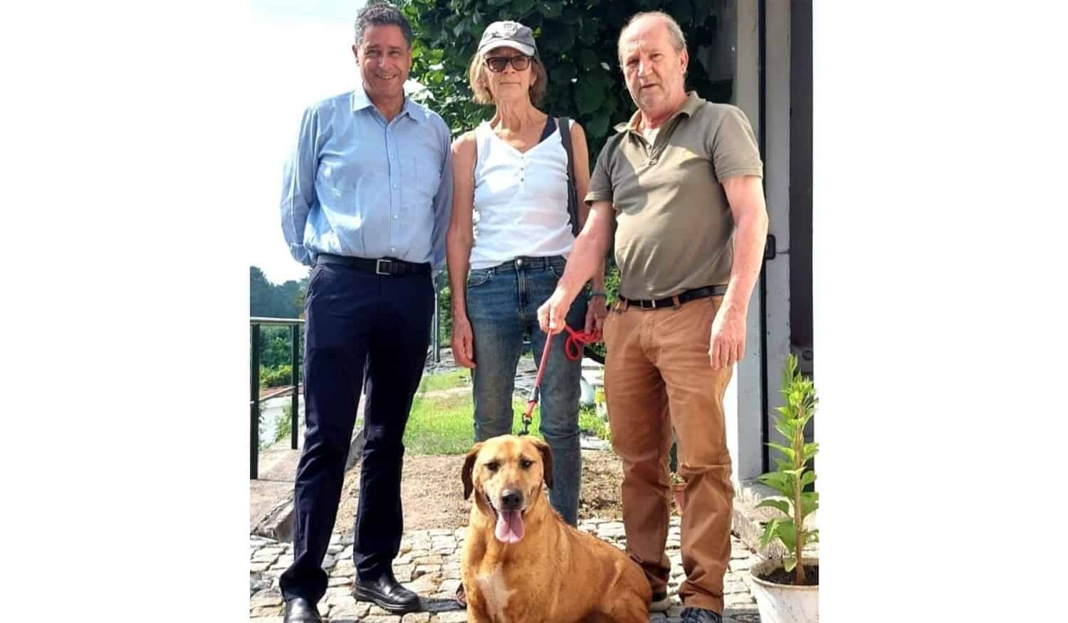 Casal de ingleses veio do Algarve a Lousada para adotar Mia