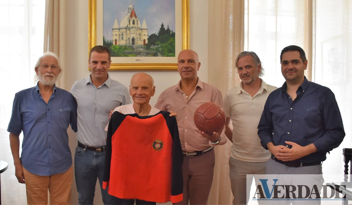 Glória do FC Penafiel oferece ao município camisola e bola de jogo da 1.ª subida do clube