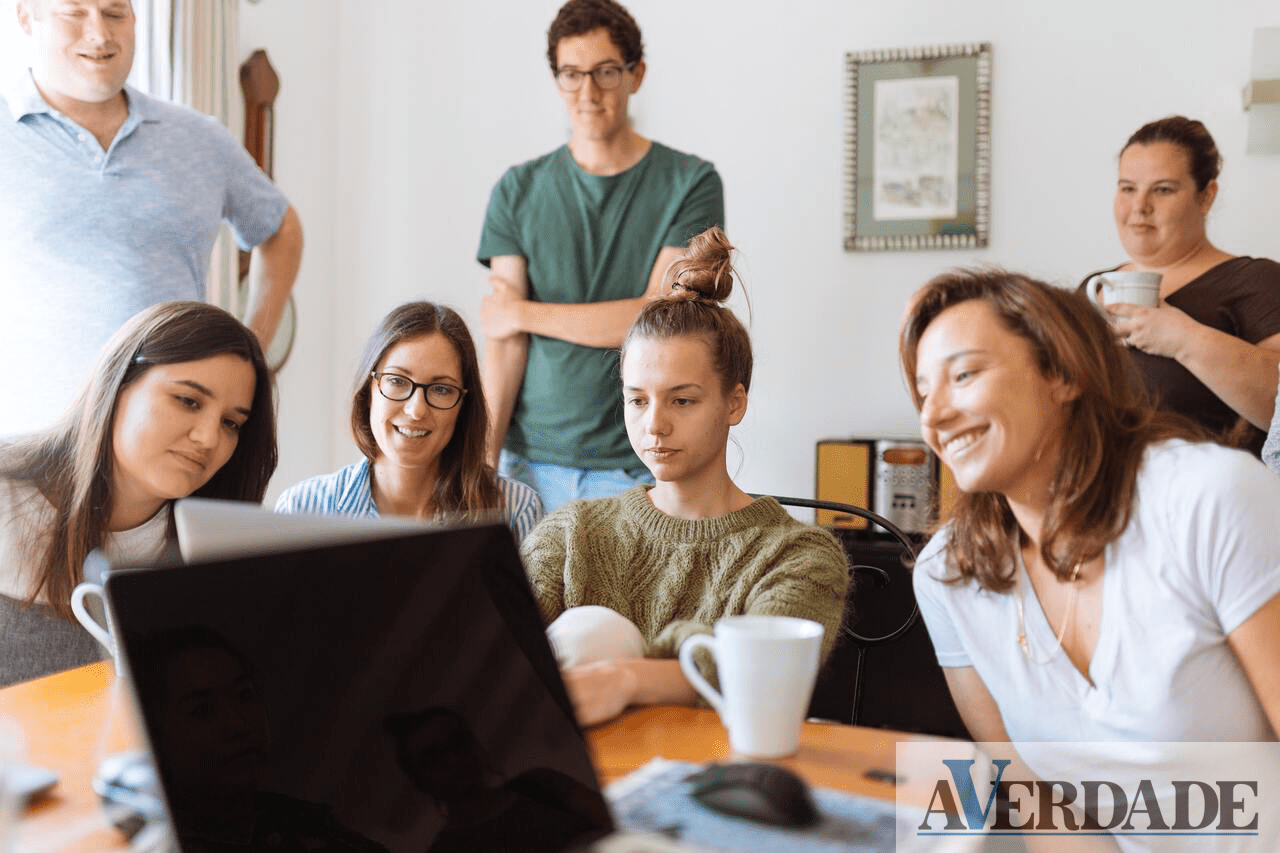 Priorizando a busca e integração de treino de idiomas para corporações 