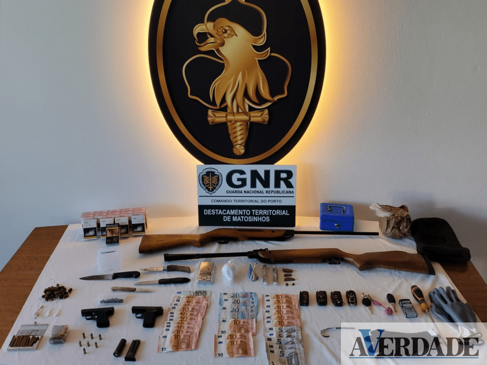 Três detidos por posse de armas proibidas e tráfico de estupefacientes em Matosinhos