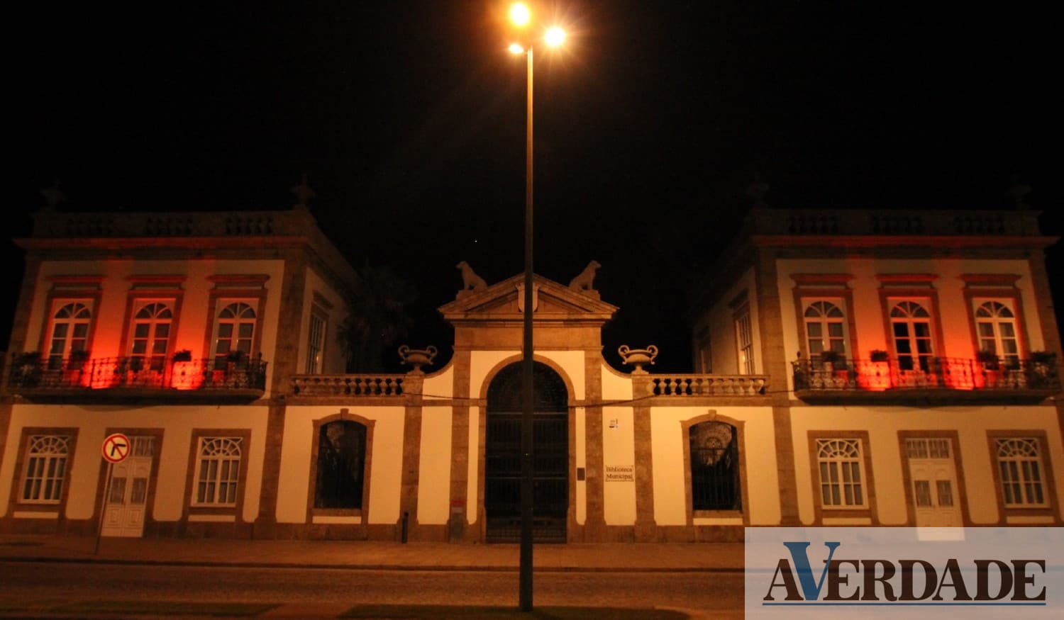 Município de Penafiel iluminou biblioteca para sensibilizar à doação de sangue