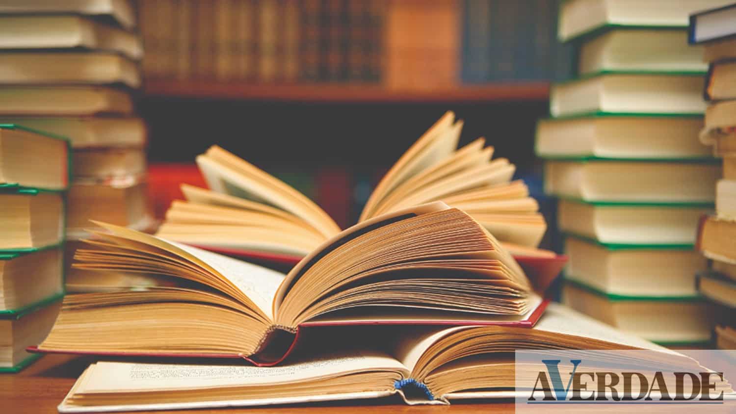 Jovens de 18 anos poderão receber cheque de 100 euros para gastar em livros