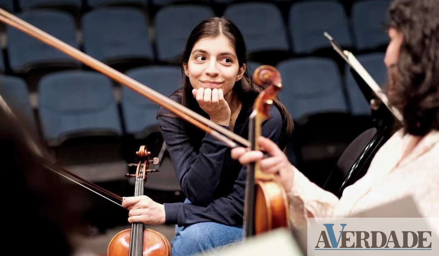 Sara Ferreira toca violino desde os 5 anos e deseja "ganhar uma posição fixa numa orquestra"