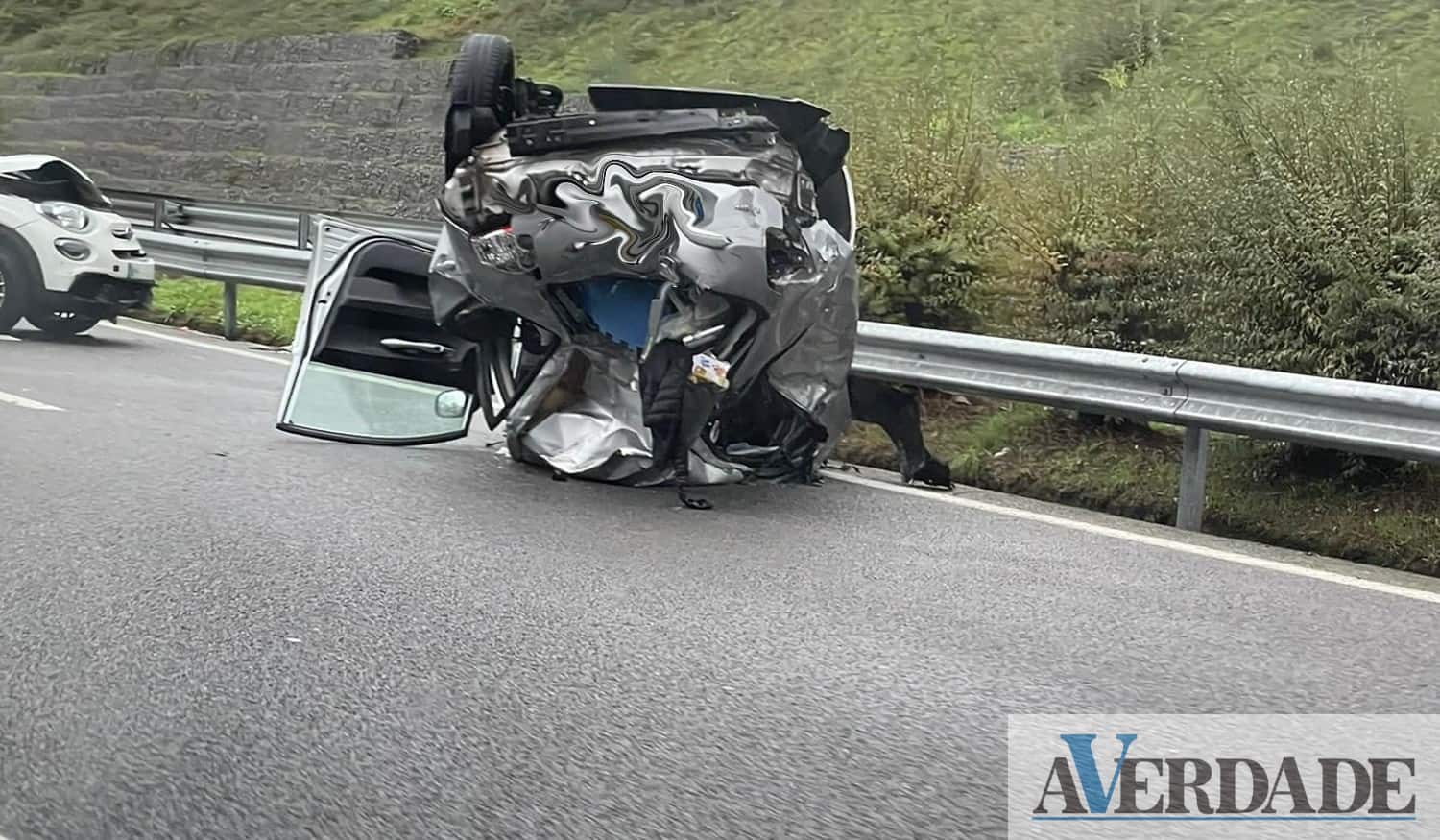 Colisão entre três carros na A4 faz dois feridos