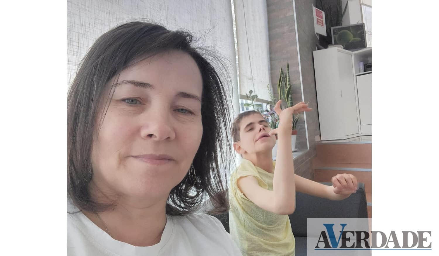 Com paralisia cerebral, Diana é uma "força" para a mãe que se mantém "positiva e feliz"