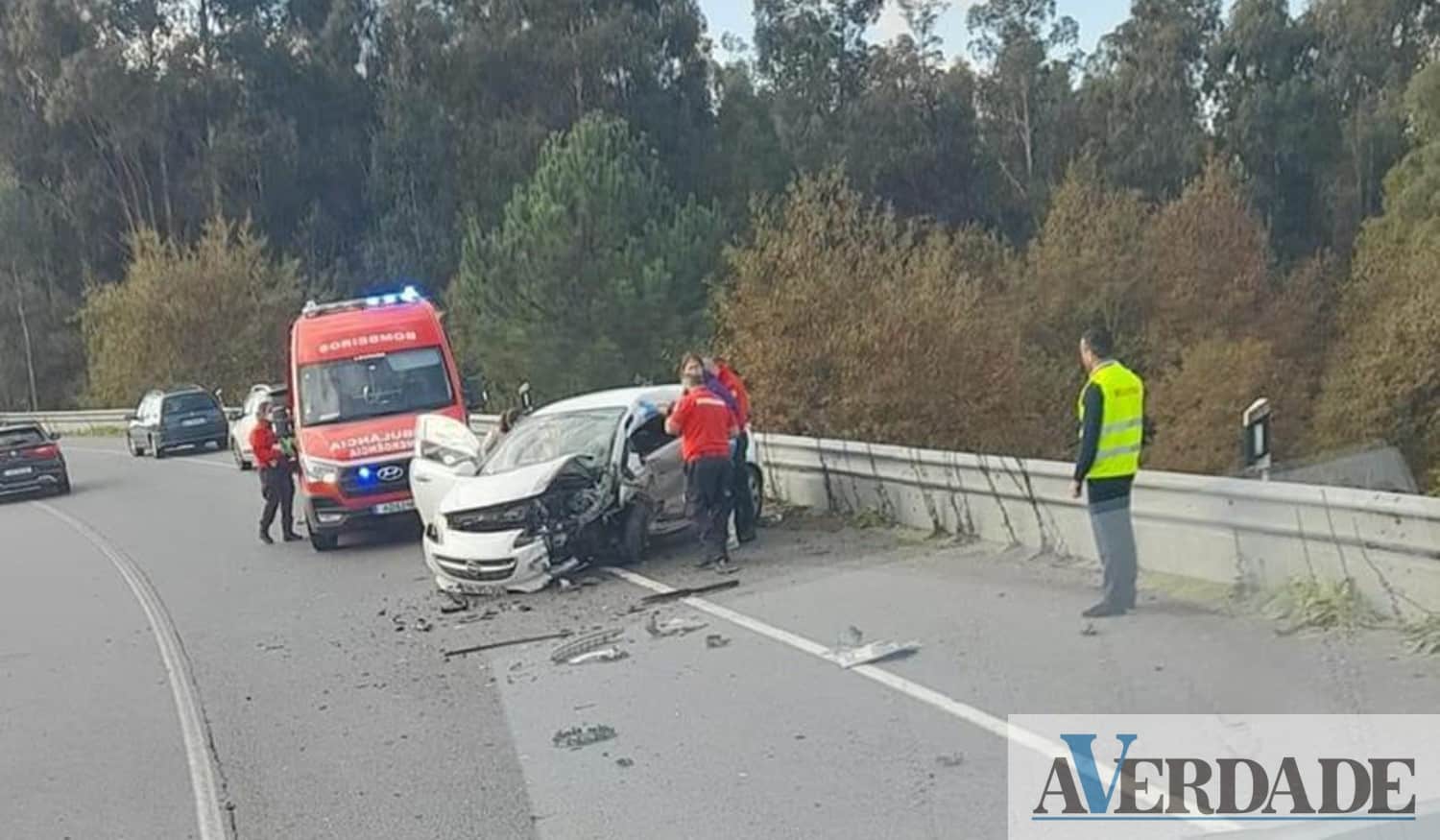 Dois feridos graves numa colisão entre dois carros em Lousada