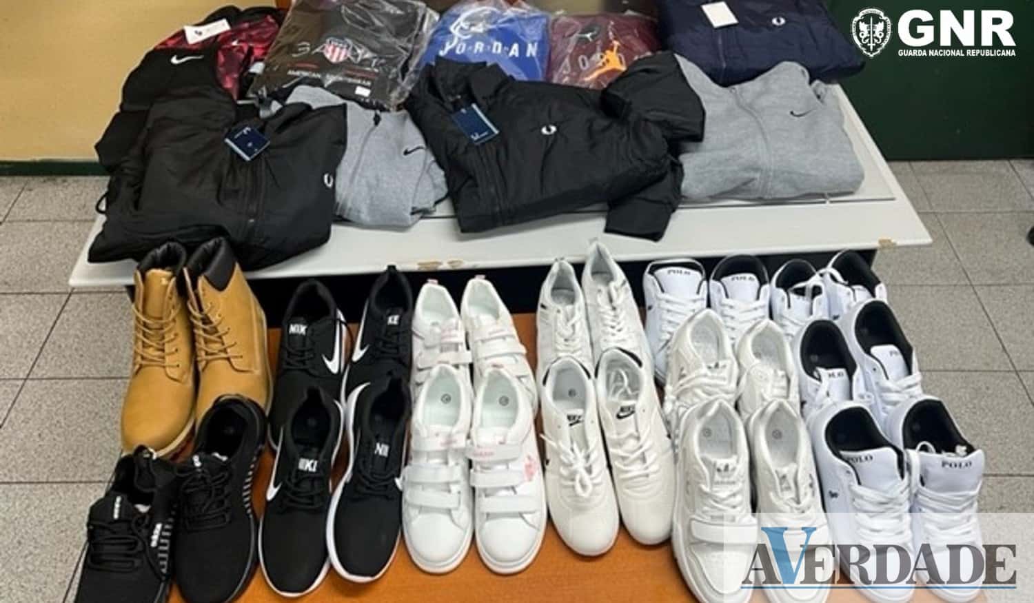Valongo: GNR apreendeu roupa e calçado contrafeitos no mercado semanal de Campo