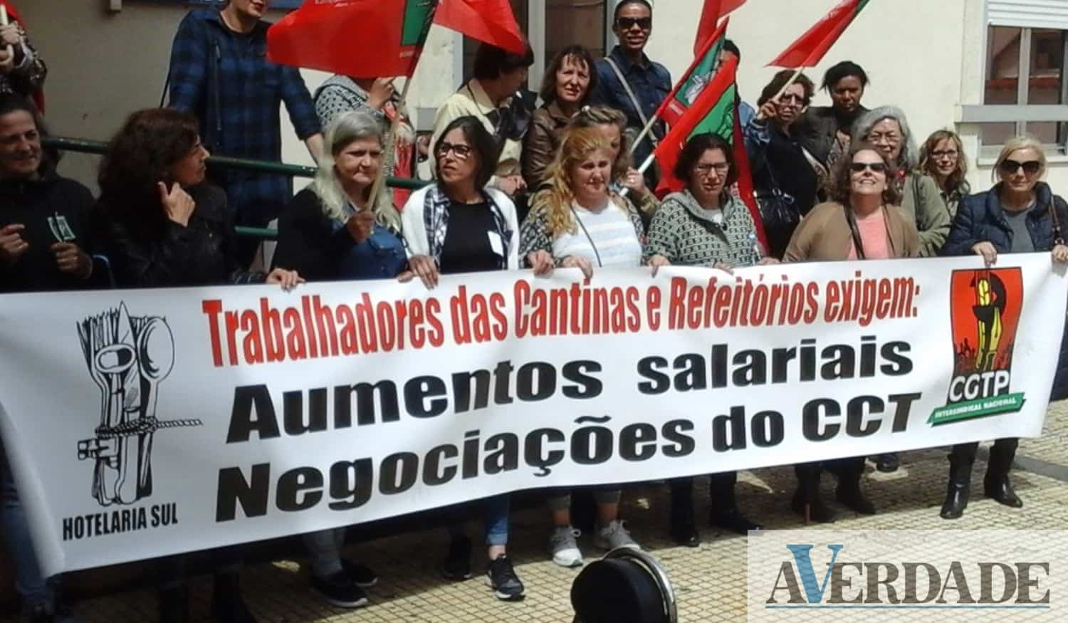 Trabalhadores das cantinas e refeitórios estão em greve esta segunda-feira